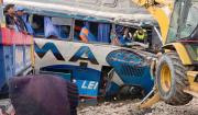 Flota se embarranca en la carretera Potosí-Oruro y deja 2 fallecidos y más de 20 heridos