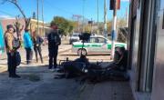 Un joven motociclista perdió la vida tras un brutal choque con un taxi en Berisso