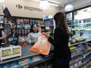 En medio del proceso de venta, Carrefour sorprende con la compra de una cadena en Mendoza