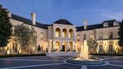 Más grande que la Casa Blanca: así es por dentro la casa de Aaron Spelling, el exCEO de Google