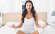 Yoga en la cama: las mejores posturas para conciliar el sueño y dormir toda la noche