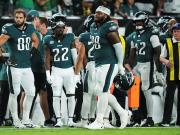 Insólito arranque de la NFL: expulsión a los seis segundos por escupir a un rival y tormenta eléctrica en el partido inaugural