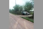 Un automovilista perdió el control del rodado en un camino vecinal y volcó