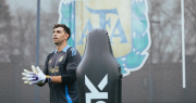 Dibu Martínez: “El mejor arquero del fútbol argentino es Armani”