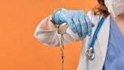 Caso de fraude médico da un macabro giro: cirujano amputa sus piernas para satisfacer un fetiche sexual