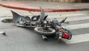 Siniestro vial en pleno centro: un Toyota arrolló a una moto y dos heridos terminaron en el hospital