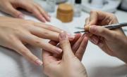Primavera 2025: así son las uñas Watercolor Chrome Nails que van a ser furor esta temporada