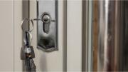Por qué no es bueno dejar la llave en la cerradura por la noche, según los especialistas