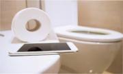 Consecuencias inesperadas: usar el celular en el baño aumenta el riesgo de hemorroides casi un 50%