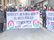 Sirmes El Alto bloquea céntrica esquina en La Paz exigiendo atención del Sedes y la Gobernación