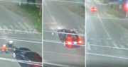 Video: cruzó el semáforo en rojo en La Plata, atropelló a un motociclista, huyó y ahora buscan identificarlo