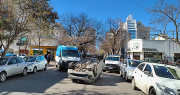 Impactante choque y vuelco en pleno centro de La Plata