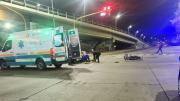 Un motociclista fue atropellado y buscan al conductor del auto que provocó el accidente y escapó