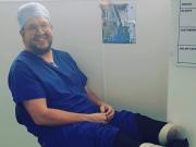 Descubren que un cirujano se amputó las piernas a sí mismo por un fetiche sexual y lo condenan por una millonaria estafa