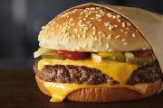 Insólito: un chico de 17 años, armado, robó combos y una caja con 120 hamburguesas en un local de comida rápida