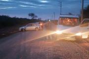 Choque entre un auto y una combi escolar en un camino vecinal de Colonia Dora