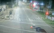 Cruzó en rojo, chocó una moto y se escapó