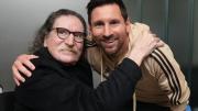 ¡Dos potencias se saludan! Lionel Messi y Charly García se pudieron conocer y saludar en el Monumental