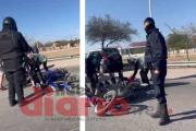 Moto y camión chocaron en rotonda del Bº Autonomía: una mujer hospitalizada