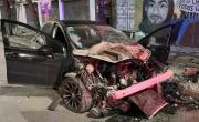 Choque y milagro en Berisso: una joven estrelló su auto contra un poste 