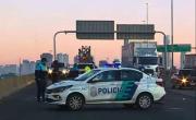 Tragedia en la Autopista: un motociclista murió al chocar contra un camión
