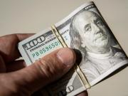 Al revés de lo que quería el Gobierno: bajan los depósitos en dólares y más billetes se van al colchón