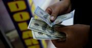 Los depósitos en dólares cayeron en agosto y se especula que vuelven al colchón