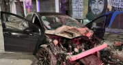 Un auto chocó contra dos postes de luz en Berisso y hubo dos personas heridas