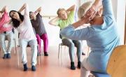 Tory Schaefer, instructor de yoga, recomienda estas 3 posturas fáciles para mejorar la fuerza a partir de los 50 años