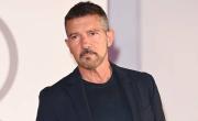 El poder del yoga en la vida de Antonio Banderas: su rutina para estar en forma a los 65