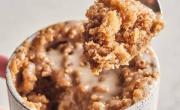 Receta sin azúcar, sin harina y sin horno de torta en taza, rica y saludable para los antojos dulces
