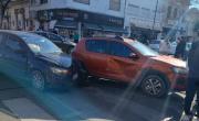 Conmoción en pleno centro de La Plata: dos autos y una mujer fue trasladada por el SAME