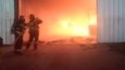 Videos: una bombero sufrió lesiones por la caída de un portón en el incendio de la Feria de Guaymallén