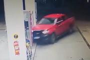Un hombre perdió el control de la camioneta y chocó contra el surtidor de una estación de servicio