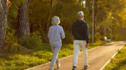 Ideal para adultos mayores: el ejercicio simple y sencillo que reduce el riesgo de enfermedades graves