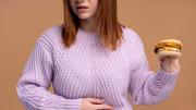 ¿De pronto tienes una sensación de saciedad rápida al comer? La Clínica Mayo de EE.UU. alerta que puede ser el aviso para la llegada de este tipo de cáncer