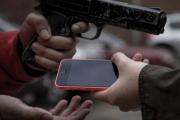 Motochorro le apuntó con un arma y le robó el celular