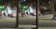 Video: noche infernal para los vecinos de Plaza Moreno por una ensordecedora caravana de motos