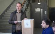 Adorni votó en el Colegio Nacional y fue escrachado a la salida: Acá le dejo, para Karina