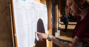 Se vota en la Provincia de Buenos Aires, tras semanas previas envueltas en turbulencias y escándalos