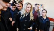 Karina Milei votó rodeada por un escudo de militantes, casi sin emitir palabra