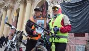 En pequeños grupos, peregrinos de diferentes barrios y otras provincias comienzan a llegar a la Catedral