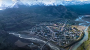 Crece un pueblo de La Patagonia que atrae turistas del mundo: incorporará tierras de una estancia