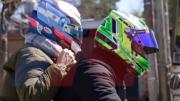 La madre de Colapinto fue a votar en moto y con un curioso casco