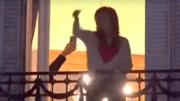 Cristina Kirchner festejó en el balcón, tuiteó contra Milei y mandó un mensaje al búnker de Fuerza Patria 