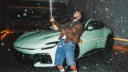 EN VIDEO: Maluma fue detenido por la Policía mientras estrenaba lujoso Ferrari