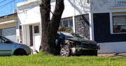 Una joven perdió el control en Villa Elvira y terminó con su auto en la vereda