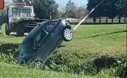 VIDEO. Un Audi cayó a un zanjón a metros del Distribuidor de La Plata