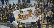 Polémica en el clásico pocitano: una bandera de Atenas generó enojo en la tribuna de Aberastain