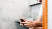 Advierten que el uso del celular en el baño puede ocasionar una molesta enfermedad
